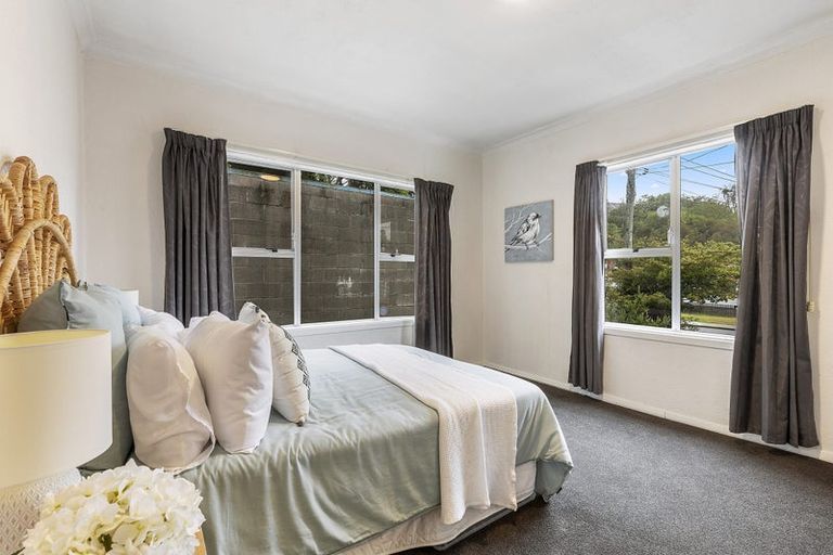 Photo of property in 15 Victory Crescent, Tawa, Wellington, 5028