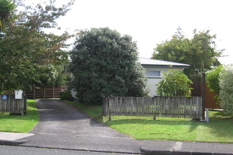 Photo of property in 4 Clinton Avenue, Te Atatu Peninsula, Auckland, 0610