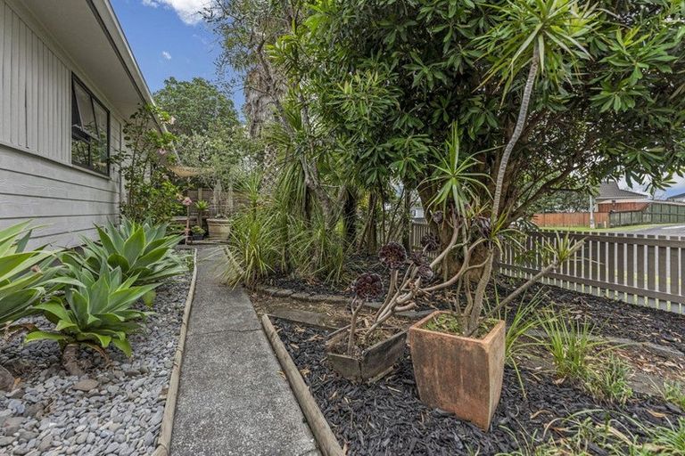 Photo of property in 18 Denver Avenue, Sunnyvale, Auckland, 0612