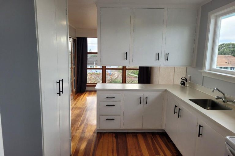 Photo of property in 79 Omata Road, Marfell, New Plymouth, 4310