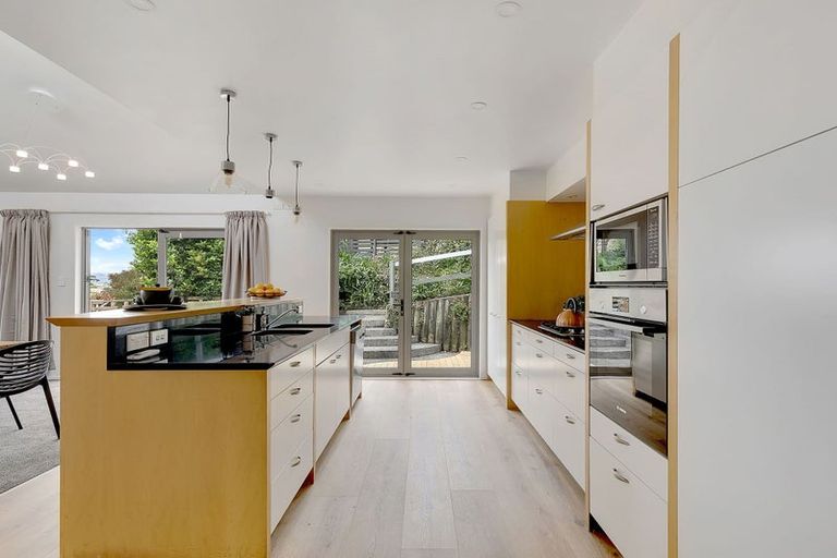 Photo of property in 10 Kahu Road, Paremata, Porirua, 5024