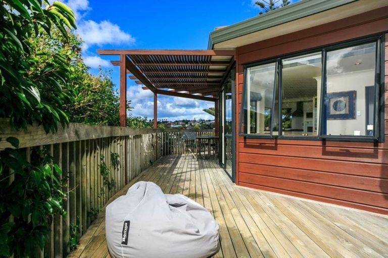 Photo of property in 2/10 Kiteroa Terrace, Rothesay Bay, Auckland, 0630