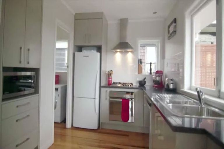 Photo of property in 1/94-96 Verran Road, Birkdale, Auckland, 0626