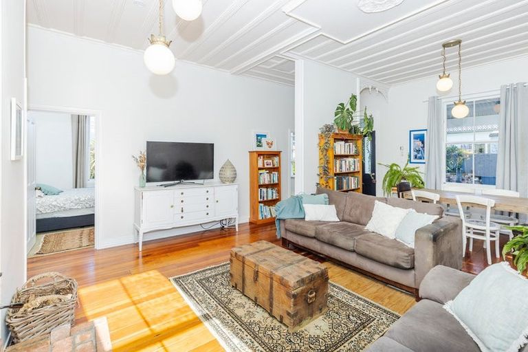 Photo of property in 2 Smith Street, Raglan, 3225