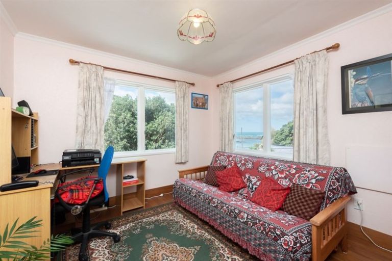 Photo of property in 16 Cave Road, Houghton Bay, Wellington, 6023