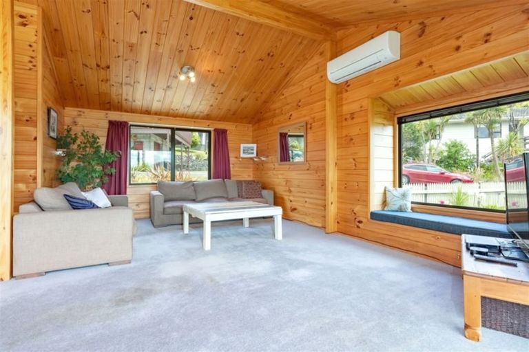 Photo of property in 27 Wisteria Grove, Maungaraki, Lower Hutt, 5010