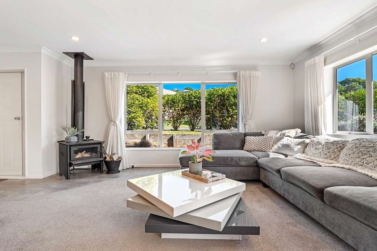 Photo of property in 15 Cabeleigh Drive, Helensville, 0800