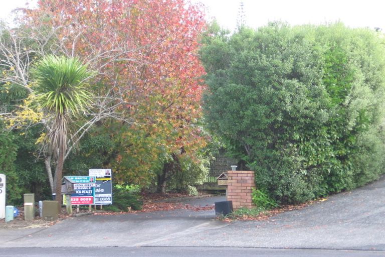 Photo of property in 15 Chisbury Terrace, Shelly Park, Auckland, 2014