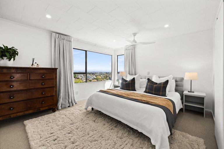 Photo of property in 42 Busby Hill, Havelock North, 4130