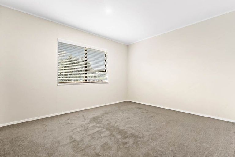 Photo of property in 2 Louise Place, West Harbour, Auckland, 0618