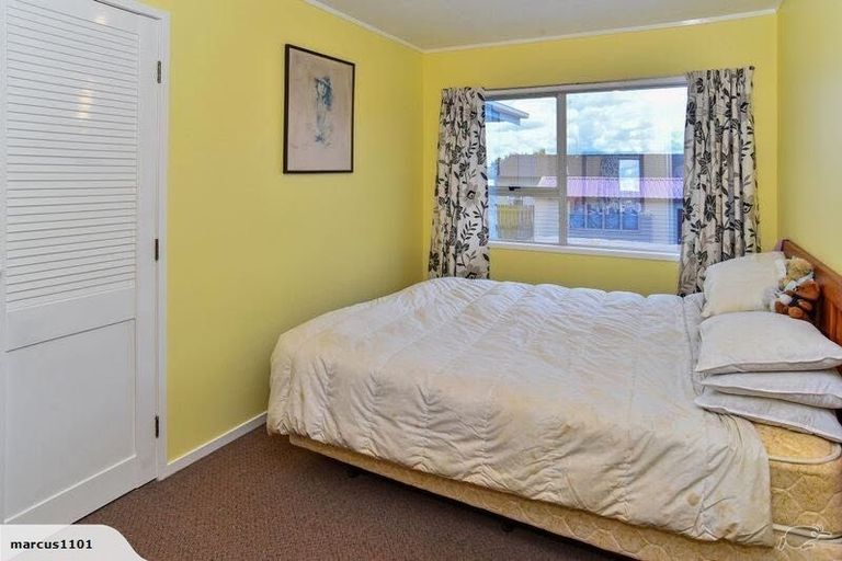 Photo of property in 15 Bundena Place, Clendon Park, Auckland, 2103