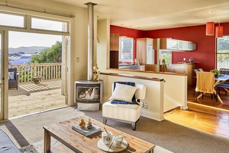 Photo of property in 9 Glendavar Street, Berhampore, Wellington, 6023