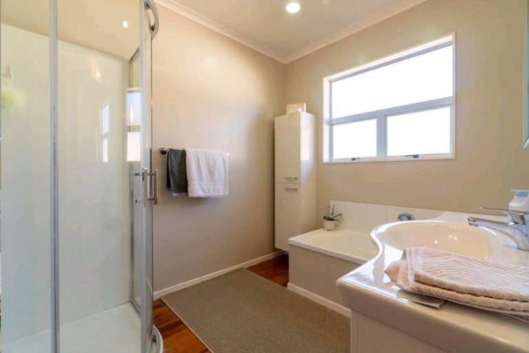 Photo of property in 6 Hinau Street, Tawa, Wellington, 5028