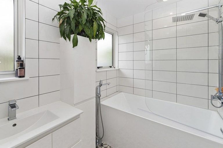 Photo of property in 12 Kashmir Road, Glen Eden, Auckland, 0602