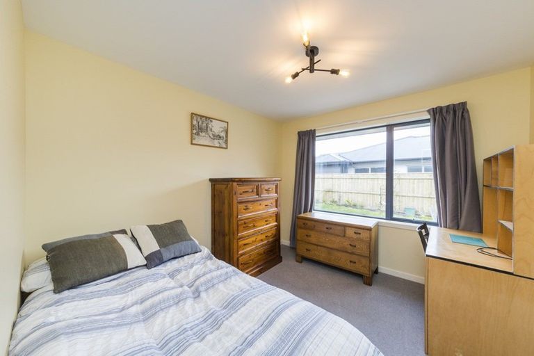 Photo of property in 5 Sardinia Grove, Fitzherbert, Palmerston North, 4410