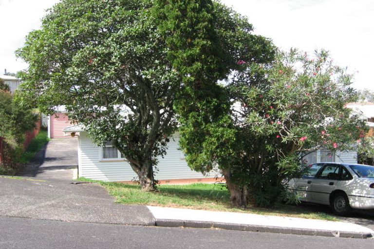 Photo of property in 7 Thuja Street, Green Bay, Auckland, 0604