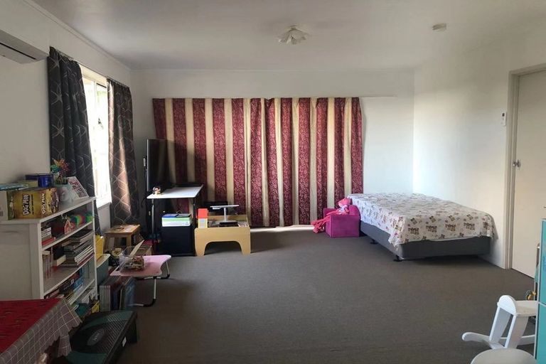 Photo of property in 1/96 Chivalry Road, Glenfield, Auckland, 0629