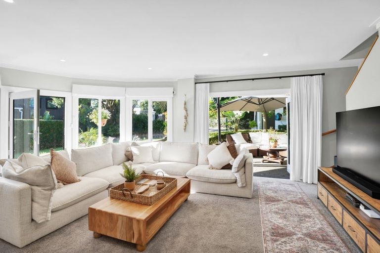 Photo of property in 18 Ridge Lane, New Plymouth, 4310