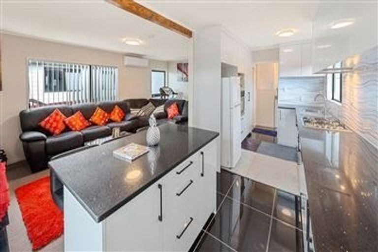 Photo of property in 2/24 Norrie Smith Avenue, Flat Bush, Auckland, 2023