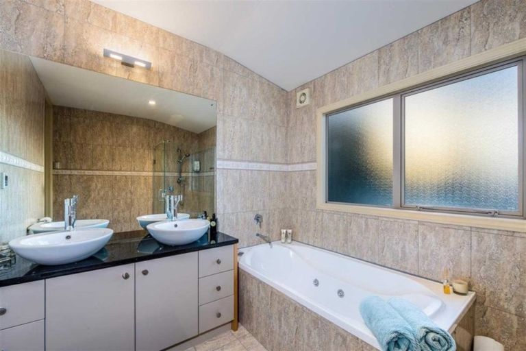 Photo of property in 1/293 East Coast Road, Mairangi Bay, Auckland, 0630