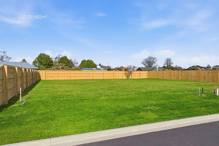 Photo of property in 69 Crofton Road, Harewood, Christchurch, 8051