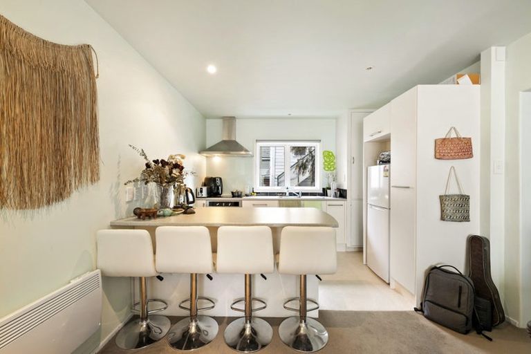 Photo of property in Kingsgate Flats, 10 Austin Street, Mount Victoria, Wellington, 6011