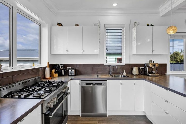 Photo of property in 18 Albion Street, Hawera, 4610