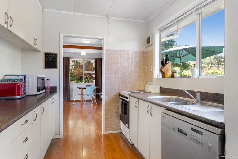 Photo of property in 33b Beach Road, Te Atatu Peninsula, Auckland, 0610