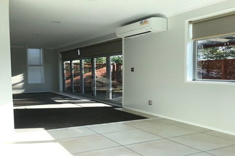 Photo of property in 11m Clearwater Cove, West Harbour, Auckland, 0618
