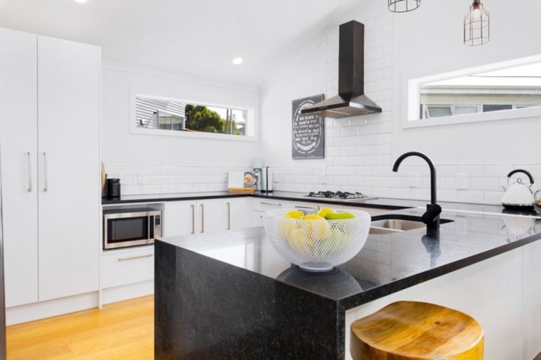 Photo of property in 2/19 Limmer Place, Browns Bay, Auckland, 0632