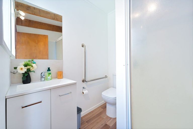 Photo of property in 42 Spence Road, Henderson, Auckland, 0612