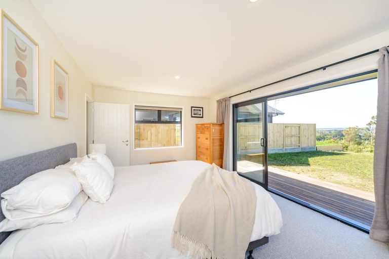 Photo of property in 48 Vaucluse Heights, Fitzherbert, Palmerston North, 4410