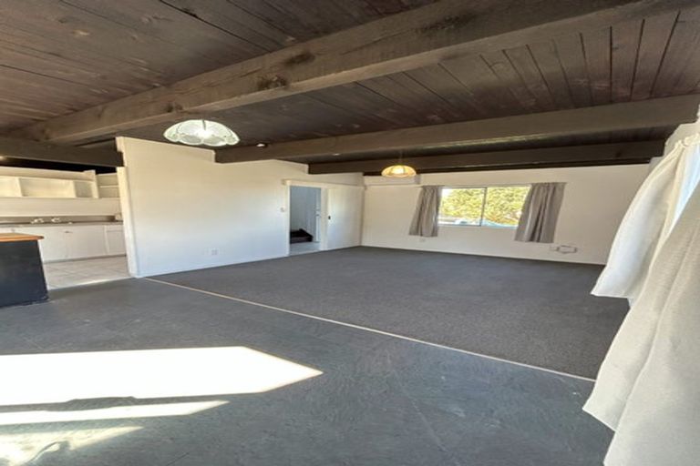 Photo of property in 112 Akaroa Drive, Maupuia, Wellington, 6022