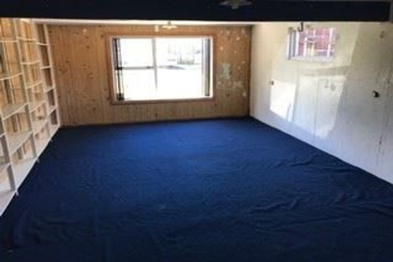 Photo of property in 8 Cheyne Walk, Newlands, Wellington, 6037