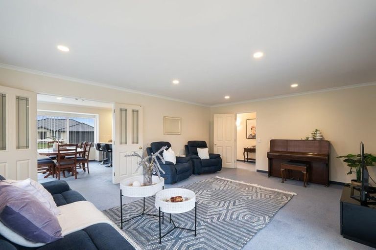 Photo of property in 86 Guildford Drive, Paraparaumu, 5032