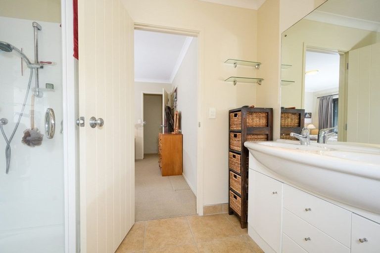 Photo of property in 5 Fairford Avenue, Henderson, Auckland, 0612