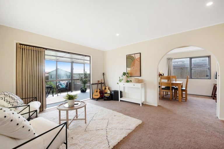 Photo of property in 34 Edgecombe Street, Newlands, Wellington, 6037