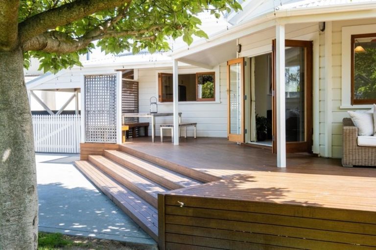 Photo of property in 127 Vigor Brown Street, Napier South, Napier, 4110