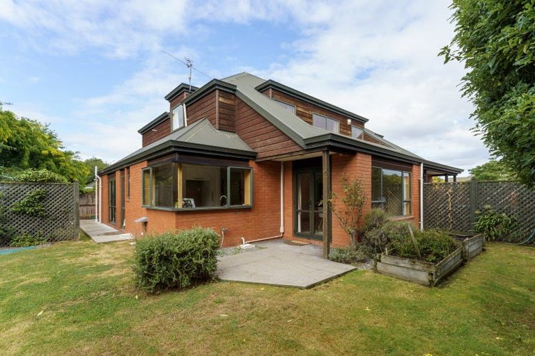 Photo of property in 27 Thornwood Place, Redwood, Christchurch, 8051