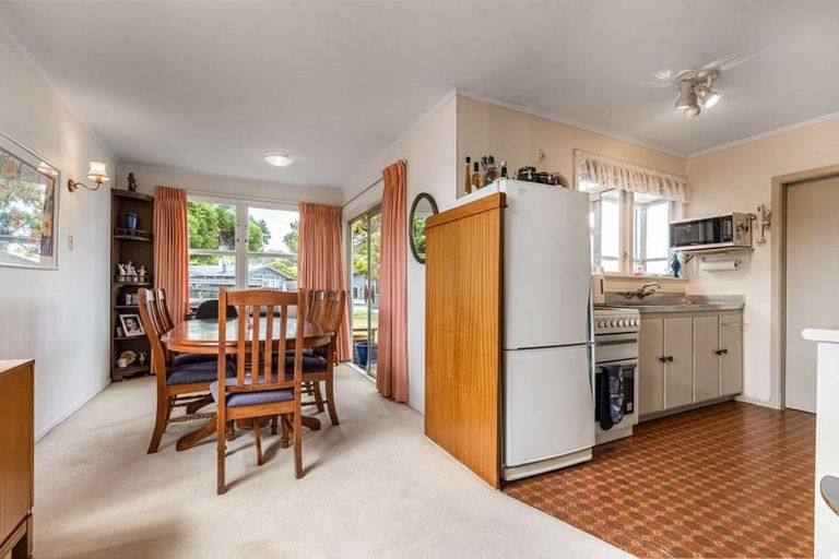 Photo of property in 6 September Place, Forrest Hill, Auckland, 0620