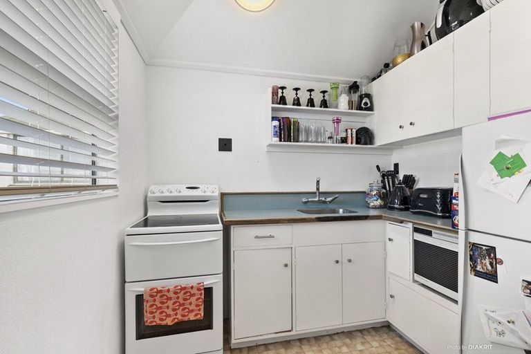 Photo of property in 142 Akaroa Drive, Maupuia, Wellington, 6022