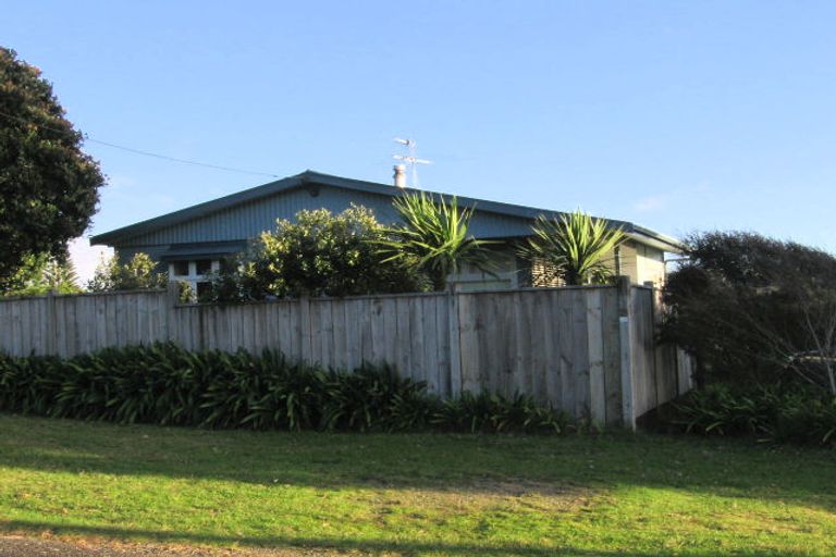 Photo of property in 28 Hemara Street, Waikanae Beach, Waikanae, 5036