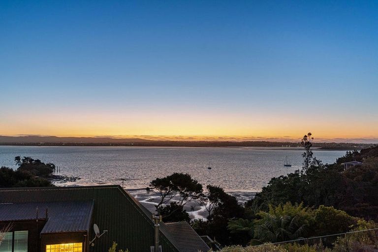 Photo of property in 5 Poaka Place, Beach Haven, Auckland, 0626