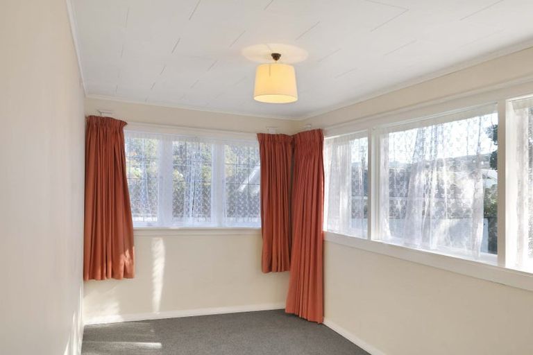 Photo of property in 22 Saint Albans Grove, Woburn, Lower Hutt, 5010