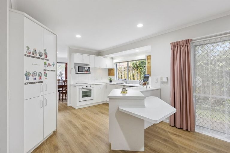 Photo of property in 47 Palmcrest Grove, Highland Park, Auckland, 2010