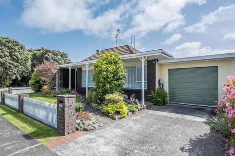 Photo of property in 60 Rewarewa Crescent, Waikanae, 5036