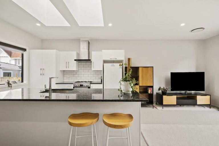 Photo of property in 208a Queens Drive, Lyall Bay, Wellington, 6022