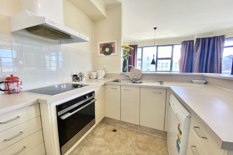 Photo of property in 17 Kent Terrace - Kent Apartments, 5f/16 Kent Terrace, Mount Victoria, Wellington, 6011