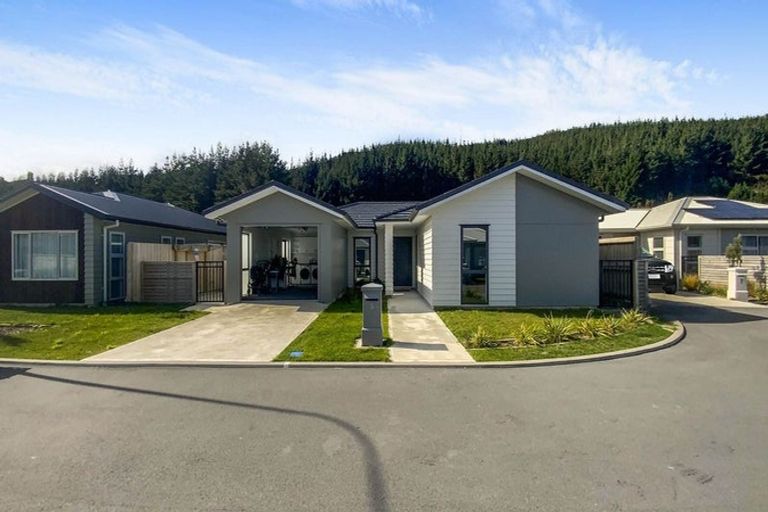 Photo of property in 5 Peter Tapp Way, Wainuiomata, Lower Hutt, 5014