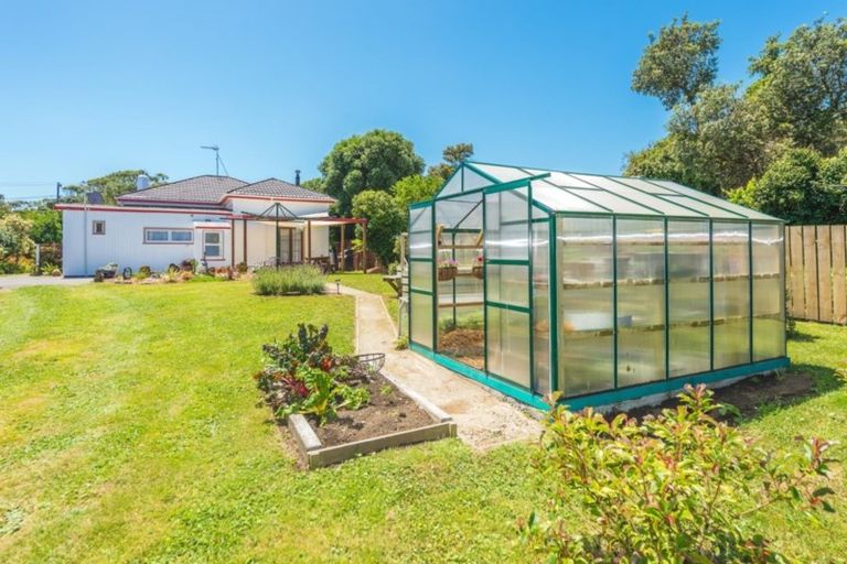 Photo of property in 21 Weraroa Road, Waverley, 4510